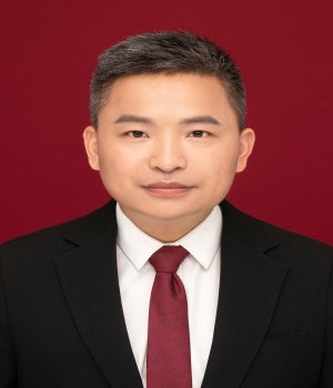 校长：王精国